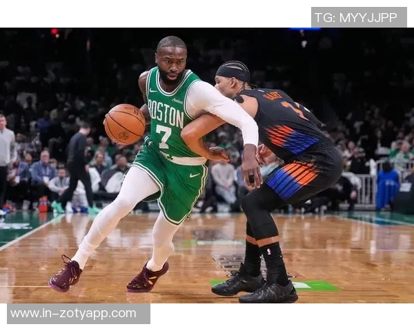 杰伦布朗半场表现出色独得12分助球队领先正负值高达24 杰伦布朗半场表现出色独得12分助球队领先正负值高达24