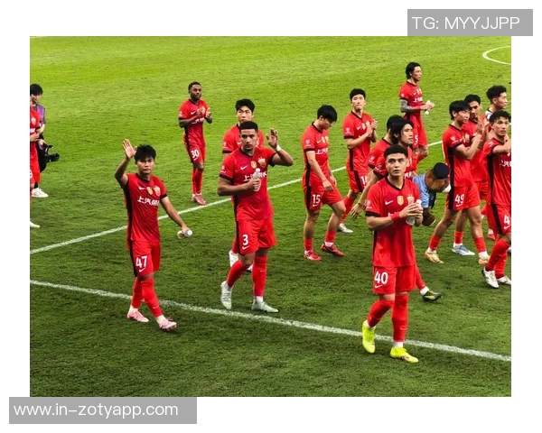 海港全队齐聚一堂为吾米提江蒯纪闻加油助威共庆U23亚洲杯半决赛之夜 海港全队齐聚一堂为吾米提江蒯纪闻加油助威共庆U23亚洲杯半决赛之夜