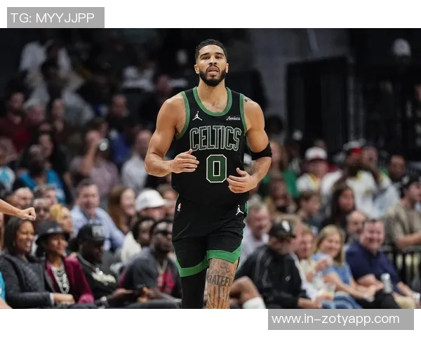 塔图姆伤愈期间始终陪伴球队出征客场展现坚定团队精神